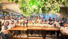 Foto: Sejumlah anggota Relawan Antar Generasi (RANGER) berfoto bersama usai menggelar acara buka puasa bersama di kawasan Kemanggisan, Jakarta