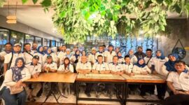 Foto: Sejumlah anggota Relawan Antar Generasi (RANGER) berfoto bersama usai menggelar acara buka puasa bersama di kawasan Kemanggisan, Jakarta