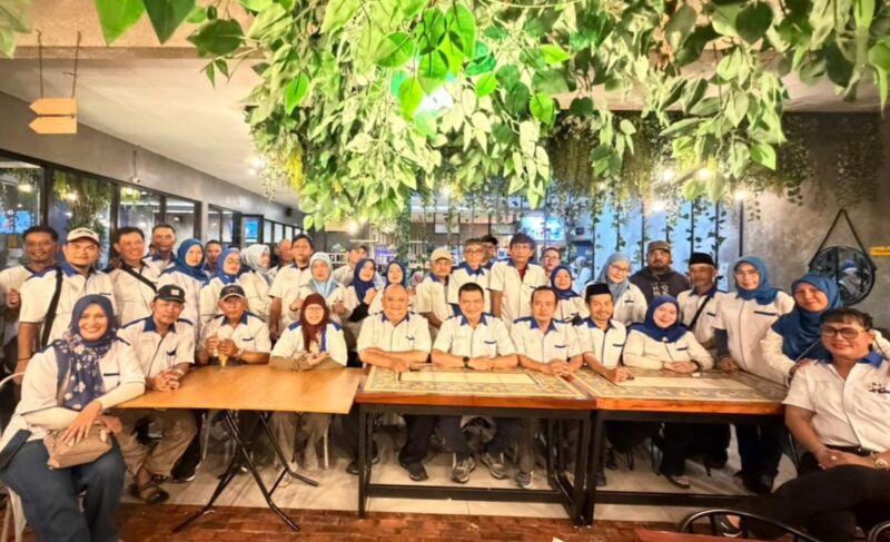 Foto: Sejumlah anggota Relawan Antar Generasi (RANGER) berfoto bersama usai menggelar acara buka puasa bersama di kawasan Kemanggisan, Jakarta