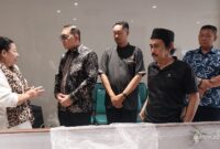 Foto: Wali Kota Administrasi Jakarta Pusat, Arifin (kedua kiri), didampingi jajaran melayat ke rumah duka almarhum Christoforus Rea di RS St. Carolus, Jakarta, Jumat (20/3/2026).