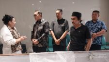 Foto: Wali Kota Administrasi Jakarta Pusat, Arifin (kedua kiri), didampingi jajaran melayat ke rumah duka almarhum Christoforus Rea di RS St. Carolus, Jakarta, Jumat (20/3/2026).