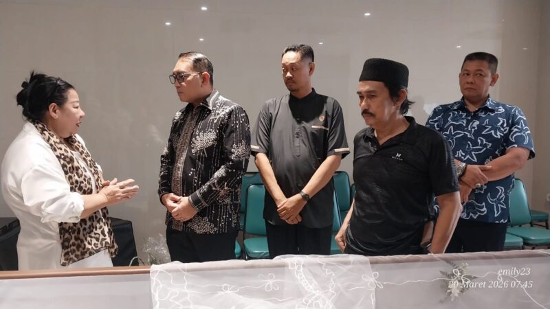 Foto: Wali Kota Administrasi Jakarta Pusat, Arifin (kedua kiri), didampingi jajaran melayat ke rumah duka almarhum Christoforus Rea di RS St. Carolus, Jakarta, Jumat (20/3/2026).