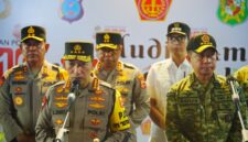 Kapolri Jenderal Listyo Sigit Prabowo dan seluruh stakeholder terkait melaksanakan monitoring pengamanan malam Takbiran Lebaran di Pos Terpadu Lapangan Merdeka Polrestabes Medan, Sumatera Utara (Sumut), Jumat (20/3/2026), malam.