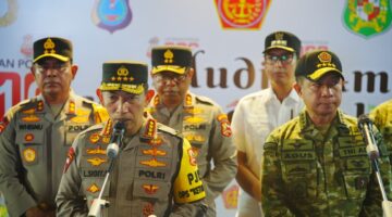 Kapolri Jenderal Listyo Sigit Prabowo dan seluruh stakeholder terkait melaksanakan monitoring pengamanan malam Takbiran Lebaran di Pos Terpadu Lapangan Merdeka Polrestabes Medan, Sumatera Utara (Sumut), Jumat (20/3/2026), malam.