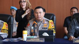 Menjelang akhir bulan suci Ramadhan 1447 H, Polres Metro Jakarta Pusat berhasil mengungkap peredaran narkotika jenis sabu seberat 26,7 kilogram dari jaringan lintas daerah Medan–Jakarta. Pengungkapan ini menjadi bukti nyata komitmen Polri dalam memberantas peredaran gelap narkotika demi menjaga keamanan dan keselamatan masyarakat.