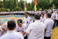 Foto: Sejumlah aparatur sipil negara (ASN) berjabat tangan saat kegiatan halalbihalal di halaman Kantor Wali Kota Administrasi Jakarta Pusat, Rabu (25/3/2026)
