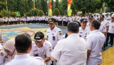 Foto: Sejumlah aparatur sipil negara (ASN) berjabat tangan saat kegiatan halalbihalal di halaman Kantor Wali Kota Administrasi Jakarta Pusat, Rabu (25/3/2026)