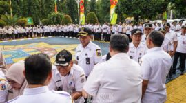 Foto: Sejumlah aparatur sipil negara (ASN) berjabat tangan saat kegiatan halalbihalal di halaman Kantor Wali Kota Administrasi Jakarta Pusat, Rabu (25/3/2026)