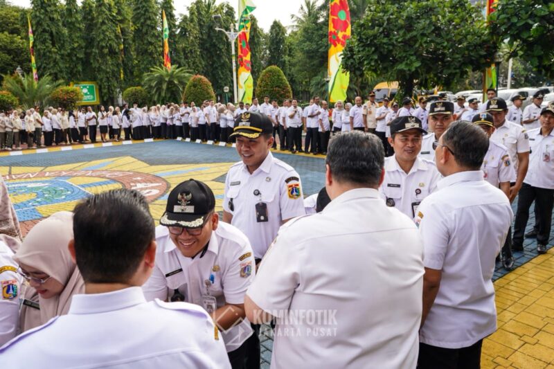 Foto: Sejumlah aparatur sipil negara (ASN) berjabat tangan saat kegiatan halalbihalal di halaman Kantor Wali Kota Administrasi Jakarta Pusat, Rabu (25/3/2026)