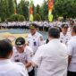 Foto: Sejumlah aparatur sipil negara (ASN) berjabat tangan saat kegiatan halalbihalal di halaman Kantor Wali Kota Administrasi Jakarta Pusat, Rabu (25/3/2026)