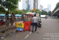 Pemerintah Kecamatan Tanah Abang bergerak cepat menertibkan pedagang kaki lima (PKL) yang memadati kawasan pintu keluar Stasiun Karet, Jakarta Pusat. Langkah ini dilakukan sebagai respons atas keluhan masyarakat terkait terganggunya akses pejalan kaki.