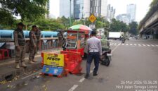 Pemerintah Kecamatan Tanah Abang bergerak cepat menertibkan pedagang kaki lima (PKL) yang memadati kawasan pintu keluar Stasiun Karet, Jakarta Pusat. Langkah ini dilakukan sebagai respons atas keluhan masyarakat terkait terganggunya akses pejalan kaki.