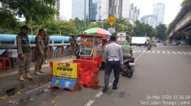 Pemerintah Kecamatan Tanah Abang bergerak cepat menertibkan pedagang kaki lima (PKL) yang memadati kawasan pintu keluar Stasiun Karet, Jakarta Pusat. Langkah ini dilakukan sebagai respons atas keluhan masyarakat terkait terganggunya akses pejalan kaki.