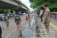 Foto: Petugas Satpol PP Kecamatan Tanah Abang bersama aparat terkait melakukan penertiban pedagang kaki lima (PKL) dan parkir liar di kawasan sekitar Stasiun Karet, Kebon Melati, Jakarta Pusat, Kamis (26/3/2026)