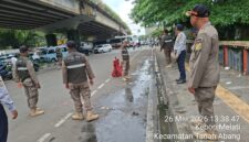 Foto: Petugas Satpol PP Kecamatan Tanah Abang bersama aparat terkait melakukan penertiban pedagang kaki lima (PKL) dan parkir liar di kawasan sekitar Stasiun Karet, Kebon Melati, Jakarta Pusat, Kamis (26/3/2026)