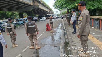 Foto: Petugas Satpol PP Kecamatan Tanah Abang bersama aparat terkait melakukan penertiban pedagang kaki lima (PKL) dan parkir liar di kawasan sekitar Stasiun Karet, Kebon Melati, Jakarta Pusat, Kamis (26/3/2026)