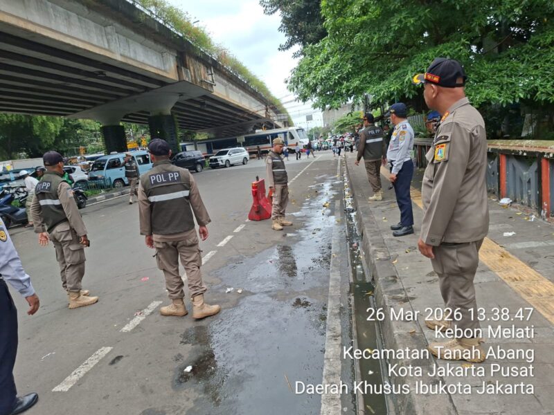 Foto: Petugas Satpol PP Kecamatan Tanah Abang bersama aparat terkait melakukan penertiban pedagang kaki lima (PKL) dan parkir liar di kawasan sekitar Stasiun Karet, Kebon Melati, Jakarta Pusat, Kamis (26/3/2026)