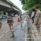 Foto: Petugas Satpol PP Kecamatan Tanah Abang bersama aparat terkait melakukan penertiban pedagang kaki lima (PKL) dan parkir liar di kawasan sekitar Stasiun Karet, Kebon Melati, Jakarta Pusat, Kamis (26/3/2026)