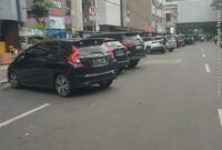 Foto: Deretan kendaraan terlihat parkir di bahu Jalan H. Samanhudi, Sawah Besar, Jakarta Pusat, Kamis (26/3/2026). Padahal, di lokasi tersebut terpasang rambu larangan parkir.