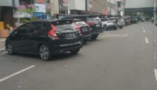 Foto: Deretan kendaraan terlihat parkir di bahu Jalan H. Samanhudi, Sawah Besar, Jakarta Pusat, Kamis (26/3/2026). Padahal, di lokasi tersebut terpasang rambu larangan parkir.