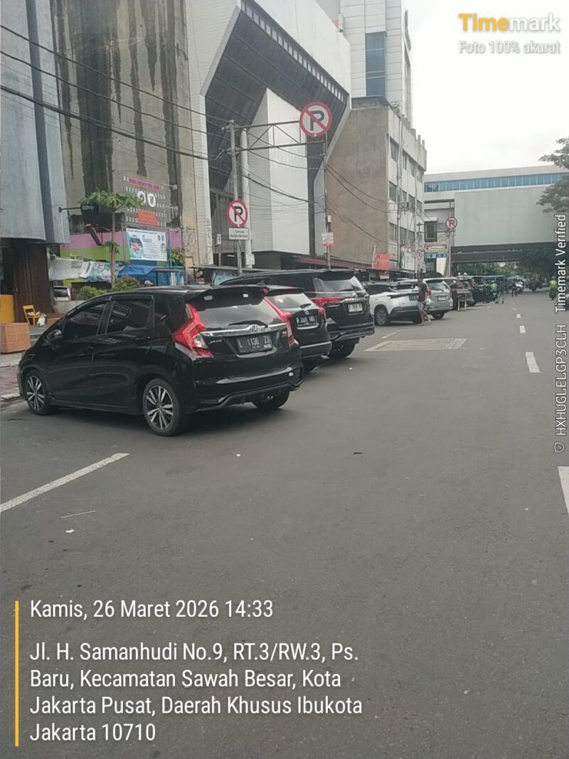 Foto: Deretan kendaraan terlihat parkir di bahu Jalan H. Samanhudi, Sawah Besar, Jakarta Pusat, Kamis (26/3/2026). Padahal, di lokasi tersebut terpasang rambu larangan parkir. 