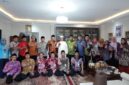 Foto: Wali Kota Administrasi Jakarta Timur, Munjirin, bersama jajaran Pemkot Jakarta Timur berfoto bersama tokoh agama usai melaksanakan Safari Syawal 1447 H di salah satu kediaman ulama di wilayah Jakarta Timur, Kamis (26/3/2026).