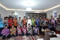 Foto: Wali Kota Administrasi Jakarta Timur, Munjirin, bersama jajaran Pemkot Jakarta Timur berfoto bersama tokoh agama usai melaksanakan Safari Syawal 1447 H di salah satu kediaman ulama di wilayah Jakarta Timur, Kamis (26/3/2026).