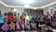 Foto: Wali Kota Administrasi Jakarta Timur, Munjirin, bersama jajaran Pemkot Jakarta Timur berfoto bersama tokoh agama usai melaksanakan Safari Syawal 1447 H di salah satu kediaman ulama di wilayah Jakarta Timur, Kamis (26/3/2026).