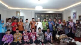 Foto: Wali Kota Administrasi Jakarta Timur, Munjirin, bersama jajaran Pemkot Jakarta Timur berfoto bersama tokoh agama usai melaksanakan Safari Syawal 1447 H di salah satu kediaman ulama di wilayah Jakarta Timur, Kamis (26/3/2026).