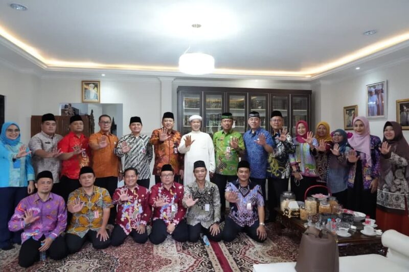 Foto: Wali Kota Administrasi Jakarta Timur, Munjirin, bersama jajaran Pemkot Jakarta Timur berfoto bersama tokoh agama usai melaksanakan Safari Syawal 1447 H di salah satu kediaman ulama di wilayah Jakarta Timur, Kamis (26/3/2026).