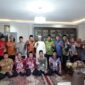 Foto: Wali Kota Administrasi Jakarta Timur, Munjirin, bersama jajaran Pemkot Jakarta Timur berfoto bersama tokoh agama usai melaksanakan Safari Syawal 1447 H di salah satu kediaman ulama di wilayah Jakarta Timur, Kamis (26/3/2026).
