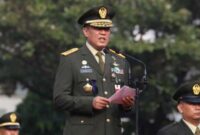 Foto: Seorang perwira tinggi TNI menyampaikan amanat saat memimpin upacara di lapangan terbuka, Jakarta, belum lama ini. Dalam kesempatan tersebut, ia menekankan pentingnya disiplin, profesionalisme, serta tanggung jawab prajurit dalam menjaga stabilitas dan keutuhan negara.