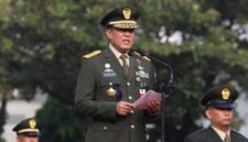 Foto: Seorang perwira tinggi TNI menyampaikan amanat saat memimpin upacara di lapangan terbuka, Jakarta, belum lama ini. Dalam kesempatan tersebut, ia menekankan pentingnya disiplin, profesionalisme, serta tanggung jawab prajurit dalam menjaga stabilitas dan keutuhan negara.