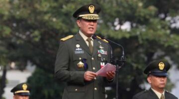 Foto: Seorang perwira tinggi TNI menyampaikan amanat saat memimpin upacara di lapangan terbuka, Jakarta, belum lama ini. Dalam kesempatan tersebut, ia menekankan pentingnya disiplin, profesionalisme, serta tanggung jawab prajurit dalam menjaga stabilitas dan keutuhan negara.