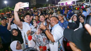 Kawasan Monumen Nasional (Monas) dipadati masyarakat dalam gelaran Bazar Rakyat 2026 bertema “Istana untuk Rakyat” yang diinisiasi Istana Kepresidenan Republik Indonesia, Sabtu (31/3). Kegiatan ini menjadi momentum penguatan ekonomi rakyat, khususnya bagi pelaku usaha mikro, kecil, dan menengah (UMKM) pasca-Lebaran.