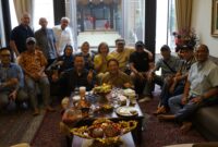 Tradisi pasca-Idulfitri kembali menjadi ruang hangat untuk merajut kebersamaan. Hal itu tercermin dalam kegiatan Halal Bihalal alumni Fakultas Hukum Universitas Krisnadwipayana (Unkris) angkatan 1979 dan 1980 yang digelar di kediaman Sudirman D. Hury, Admiralty Residence, Pondok Labu, Jakarta Selatan, Minggu (29/3/2026).