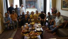 Tradisi pasca-Idulfitri kembali menjadi ruang hangat untuk merajut kebersamaan. Hal itu tercermin dalam kegiatan Halal Bihalal alumni Fakultas Hukum Universitas Krisnadwipayana (Unkris) angkatan 1979 dan 1980 yang digelar di kediaman Sudirman D. Hury, Admiralty Residence, Pondok Labu, Jakarta Selatan, Minggu (29/3/2026).