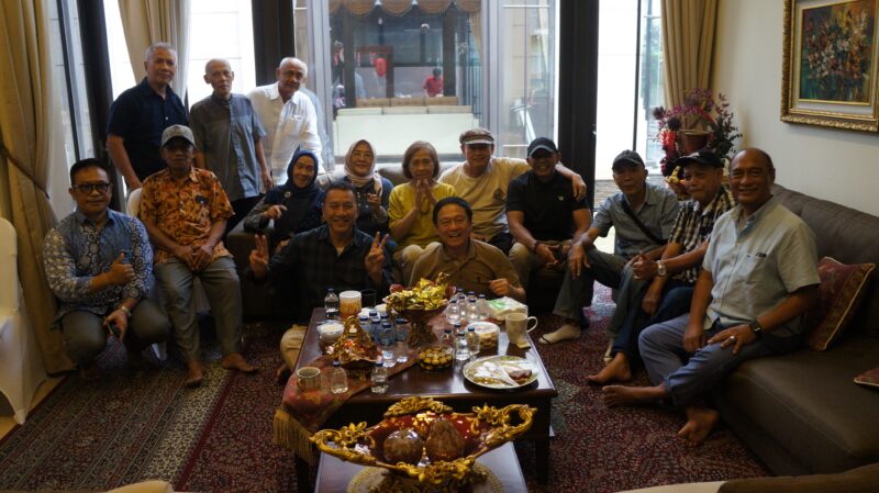 Tradisi pasca-Idulfitri kembali menjadi ruang hangat untuk merajut kebersamaan. Hal itu tercermin dalam kegiatan Halal Bihalal alumni Fakultas Hukum Universitas Krisnadwipayana (Unkris) angkatan 1979 dan 1980 yang digelar di kediaman Sudirman D. Hury, Admiralty Residence, Pondok Labu, Jakarta Selatan, Minggu (29/3/2026).