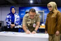 Foto: Wali Kota Administrasi Jakarta Pusat, Arifin (tengah), menandatangani kesepakatan bersama dengan BBPOM DKI Jakarta terkait penguatan pengawasan dan keamanan pangan, di Gedung Jakarta Creative Hub, Selasa (31/3/2026)