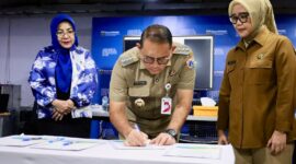 Foto: Wali Kota Administrasi Jakarta Pusat, Arifin (tengah), menandatangani kesepakatan bersama dengan BBPOM DKI Jakarta terkait penguatan pengawasan dan keamanan pangan, di Gedung Jakarta Creative Hub, Selasa (31/3/2026)