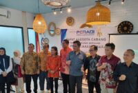 Foto: Pengurus dan anggota DPC PERADI RBA Jakarta Barat berfoto bersama usai Rapat Anggota Cabang (RAC) yang dirangkaikan dengan buka puasa bersama di Eatime Stories, Jakarta Barat, Kamis (27/2/2026)