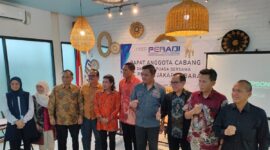 Foto: Pengurus dan anggota DPC PERADI RBA Jakarta Barat berfoto bersama usai Rapat Anggota Cabang (RAC) yang dirangkaikan dengan buka puasa bersama di Eatime Stories, Jakarta Barat, Jumat (28/2/2026)