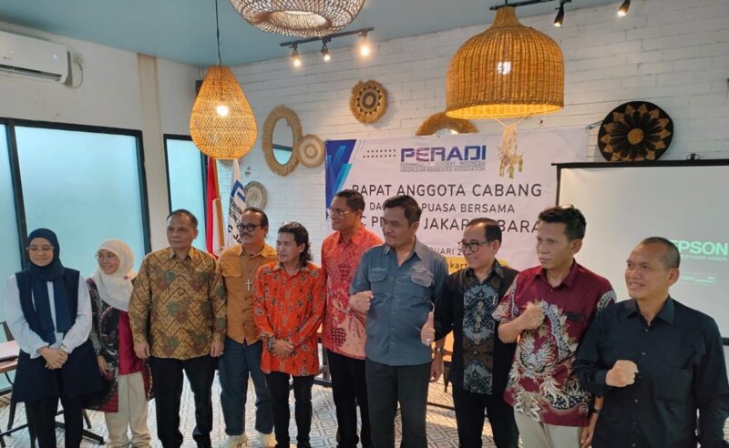 Foto: Pengurus dan anggota DPC PERADI RBA Jakarta Barat berfoto bersama usai Rapat Anggota Cabang (RAC) yang dirangkaikan dengan buka puasa bersama di Eatime Stories, Jakarta Barat, Kamis (27/2/2026)