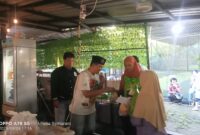 Foto: Seorang panitia dari Perpek Media menyerahkan santunan berupa beras dan paket sembako kepada penerima manfaat saat kegiatan santunan anak yatim/piatu dan janda dhuafa sekaligus buka puasa bersama di Kantin Laguna Sosial, Wijaya Kusuma, Jakarta Barat, Minggu (8/3/2026)