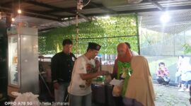 Foto: Seorang panitia dari Perpek Media menyerahkan santunan berupa beras dan paket sembako kepada penerima manfaat saat kegiatan santunan anak yatim/piatu dan janda dhuafa sekaligus buka puasa bersama di Kantin Laguna Sosial, Wijaya Kusuma, Jakarta Barat, Minggu (8/3/2026)