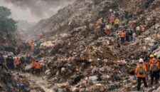 Foto: Petugas gabungan melakukan proses evakuasi di lokasi longsor gunungan sampah di Tempat Pengolahan Sampah Terpadu (TPST) Bantargebang, Bekasi,
