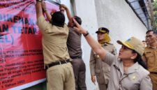 Foto: Wali Kota Jakarta Barat Iin Mutmainnah (kanan) memantau langsung proses pemasangan segel pada bangunan arena olahraga padel yang tidak memiliki Persetujuan Bangunan Gedung (PBG) di Jalan Puri Indah Blok Q, Kembangan Selatan, Jakarta Barat, Senin (9/3/2026).