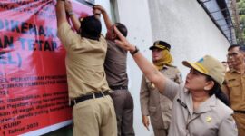 Foto: Wali Kota Jakarta Barat Iin Mutmainnah (kanan) memantau langsung proses pemasangan segel pada bangunan arena olahraga padel yang tidak memiliki Persetujuan Bangunan Gedung (PBG) di Jalan Puri Indah Blok Q, Kembangan Selatan, Jakarta Barat, Senin (9/3/2026).