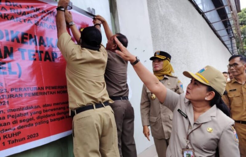 Foto: Wali Kota Jakarta Barat Iin Mutmainnah (kanan) memantau langsung proses pemasangan segel pada bangunan arena olahraga padel yang tidak memiliki Persetujuan Bangunan Gedung (PBG) di Jalan Puri Indah Blok Q, Kembangan Selatan, Jakarta Barat, Senin (9/3/2026).