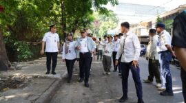 Foto: Wali Kota Jakarta Pusat Arifin (tengah) bersama jajaran Pemerintah Kota Jakarta Pusat meninjau langsung penataan kawasan di Jalan Kebon Kacang 30, Tanah Abang, Jakarta Pusat, Rabu, (11/3/2026)